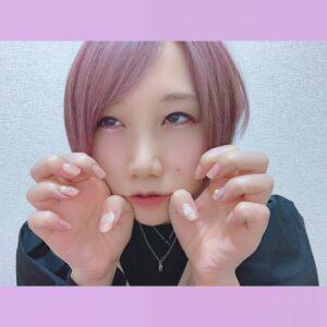 Misako Suzuki Instagram - 今かまってちゃんとバンもんのW全国ツアー中なのですが、ツアー始まる前にミーツェネイルさんでオーロラなお爪に新調してもらたよ💅＊

涼しげ！！！夏！！！うれし！！！かわい！！！💅＊