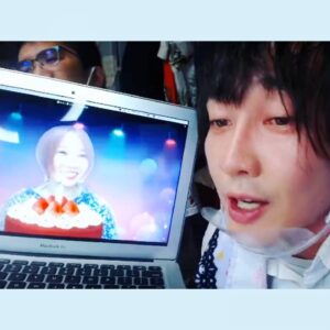 Misako Suzuki Instagram - オンラインでの子さんの誕生日ツイキャス参加したとき、リスナーさんが撮ってくれたスクショ🎂

今月のメンバーの誕生日(みゆちぃ、もも◎、汐りんとの子さん)全員当日ツイキャスやってたのでオンラインでおめでとう言えてよかた🎂