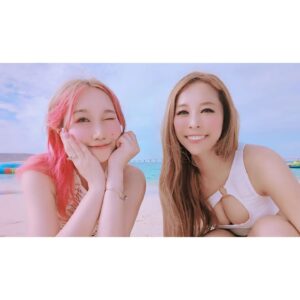 Misako Suzuki Instagram - 宮古島旅行・1日目前半 続き🏝

青い海と白い水着の楽しげな写真たち……のみ！！

そう言えば、諸々の施設が有料じゃなかったのがすごくありがたかった🥹

シャワーとかトイレとか、遊泳目的で来る人が多いビーチでは基本お金かかると思ってたから！

ありがとうございますって気持ちで、きれいに使わせていただいたよー✨

この後はブルーシールのアイス食べに行ったり、1・2泊目で泊まったホテルのチェックインに向かって少し休みつつ、晩ごはんを食べに行きました！

という訳で、続く初日後半は食べ物の写真が入ってくる予定です〜🍨🍴

#よよみさ #宮古島 #女子旅 #swimwear