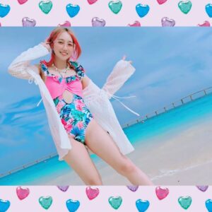 Misako Suzuki Instagram - 宮古島旅行・1日目前半🏝

まずは与那覇前浜へ直行！

とにかくめちゃめちゃに暑くて、ようようちゃんと合流してすぐ「とりあえず海行こ」と完全なる意見の一致。

そしてこのエメラルドブルーの海だからこそどうにかなる、我らの浮かれ倒した蛍光色のスイムウェアが、楽しげな旅の始まりを告げている感じがある👙

この日はこの後でまた着替えて、別の水着も着てたりします。(次の投稿に載せる！)

ちなみに、私は3着、ようようちゃんは7着も水着持って来てました…4日間の旅なのに…。最初からほぼ水着下に着て過ごすだろうと、何も話合わせてなかったのにふたりとも普通のインナーをほとんど持ってきてなかった😂

気持ちよい風と透き通った波に触れながら、宮古島を感触と香りで感じた日中でした🌊✨

#よよみさ #宮古島 #女子旅 #swimwear