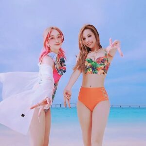 Misako Suzuki Instagram - 宮古島旅行・1日目前半🏝

まずは与那覇前浜へ直行！

とにかくめちゃめちゃに暑くて、ようようちゃんと合流してすぐ「とりあえず海行こ」と完全なる意見の一致。

そしてこのエメラルドブルーの海だからこそどうにかなる、我らの浮かれ倒した蛍光色のスイムウェアが、楽しげな旅の始まりを告げている感じがある👙

この日はこの後でまた着替えて、別の水着も着てたりします。(次の投稿に載せる！)

ちなみに、私は3着、ようようちゃんは7着も水着持って来てました…4日間の旅なのに…。最初からほぼ水着下に着て過ごすだろうと、何も話合わせてなかったのにふたりとも普通のインナーをほとんど持ってきてなかった😂

気持ちよい風と透き通った波に触れながら、宮古島を感触と香りで感じた日中でした🌊✨

#よよみさ #宮古島 #女子旅 #swimwear
