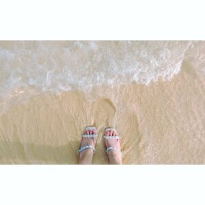 Misako Suzuki Instagram - 宮古島旅行・1日目前半🏝

まずは与那覇前浜へ直行！

とにかくめちゃめちゃに暑くて、ようようちゃんと合流してすぐ「とりあえず海行こ」と完全なる意見の一致。

そしてこのエメラルドブルーの海だからこそどうにかなる、我らの浮かれ倒した蛍光色のスイムウェアが、楽しげな旅の始まりを告げている感じがある👙

この日はこの後でまた着替えて、別の水着も着てたりします。(次の投稿に載せる！)

ちなみに、私は3着、ようようちゃんは7着も水着持って来てました…4日間の旅なのに…。最初からほぼ水着下に着て過ごすだろうと、何も話合わせてなかったのにふたりとも普通のインナーをほとんど持ってきてなかった😂

気持ちよい風と透き通った波に触れながら、宮古島を感触と香りで感じた日中でした🌊✨

#よよみさ #宮古島 #女子旅 #swimwear