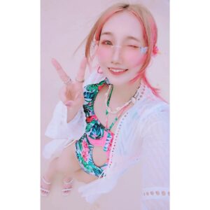 Misako Suzuki Instagram - 宮古島旅行・1日目前半🏝

まずは与那覇前浜へ直行！

とにかくめちゃめちゃに暑くて、ようようちゃんと合流してすぐ「とりあえず海行こ」と完全なる意見の一致。

そしてこのエメラルドブルーの海だからこそどうにかなる、我らの浮かれ倒した蛍光色のスイムウェアが、楽しげな旅の始まりを告げている感じがある👙

この日はこの後でまた着替えて、別の水着も着てたりします。(次の投稿に載せる！)

ちなみに、私は3着、ようようちゃんは7着も水着持って来てました…4日間の旅なのに…。最初からほぼ水着下に着て過ごすだろうと、何も話合わせてなかったのにふたりとも普通のインナーをほとんど持ってきてなかった😂

気持ちよい風と透き通った波に触れながら、宮古島を感触と香りで感じた日中でした🌊✨

#よよみさ #宮古島 #女子旅 #swimwear