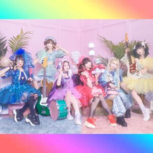 Misako Suzuki Instagram - 10億年ぶりにいんすた投稿します。

かつてアイドルになど絶対になれないと、心の底から思いこんでいたくらいには自信のなさの塊だった子供の頃の私が、今やポストアイドルをうっかり10年も続けてしまいました。

私なんかには無理かも知れんけどって頭の片隅に存在してる考えよりも、ただ夢とか希望とかを人にあげまくりたいというおこがましい気持ちの方が更にずっと大きくて、足が勝手に真っ直ぐここまで走り続けてしまったからです。

森高千里さんがアイドルはまやかしではなく現実の女の子にもなれることを教えてくれたように、うしろゆびさされ組さんが完璧じゃないことがカワイイにとっては完璧な場合があるということを教えてくれたように、

自分だけじゃ信じられない自分のことを誰かが信じてくれることがあるということを、アイドルとしてのみさこから必要な誰かにもーっと教えてあげたいのです。

10月29日の国際フォーラム ホールCにて、自分を全く信じていない幼いみさこと一緒に、客席から「大丈夫、私は超信じてるよー！」なんて言葉や力や想いを、心で受け止めてくれたら嬉しいです。

会えたらいいなあ！

#バンもん10周年 #1029バンもん国際フォーラム

https://banmon.jp/contents/532249