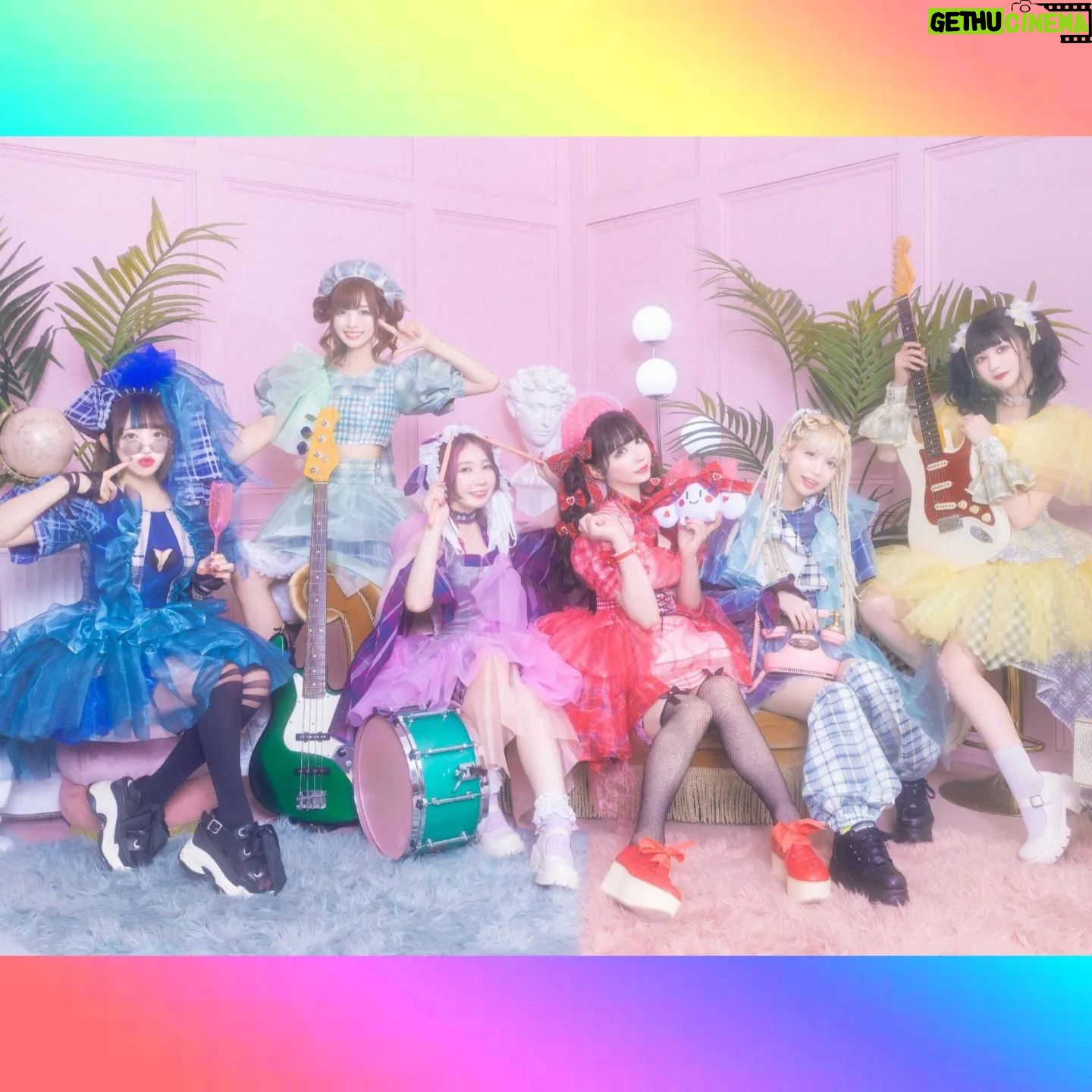 Misako Suzuki - 1.6K Likes - 10億年ぶりにいんすた投稿します。
かつてアイドルになど絶対になれないと、心の底から思いこんでいたくらいには自信のなさの塊だった子供の頃の私が、今やポストアイドルをうっかり10年も続けてしまいました。
私なんかには無理かも知れんけどって頭の片隅に存在してる考えよりも、ただ夢とか希望とかを人にあげまくりたいというおこがましい気持ちの方が更にずっと大きくて、足が勝手に真っ直ぐここまで走り続けてしまったからです。
森高千里さんがアイドルはまやかしではなく現実の女の子にもなれることを教えてくれたように、うしろゆびさされ組さんが完璧じゃないことがカワイイにとっては完璧な場合があるということを教えてくれたように、
自分だけじゃ信じられない自分のことを誰かが信じてくれることがあるということを、アイドルとしてのみさこから必要な誰かにもーっと教えてあげたいのです。
10月29日の国際フォーラム ホールCにて、自分を全く信じていない幼いみさこと一緒に、客席から「大丈夫、私は超信じてるよー!」なんて言葉や力や想いを、心で受け止めてくれたら嬉しいです。
会えたらいいなあ!
#バンもん10周年 #1029バンもん国際フォーラム
https://banmon.jp/contents/532249