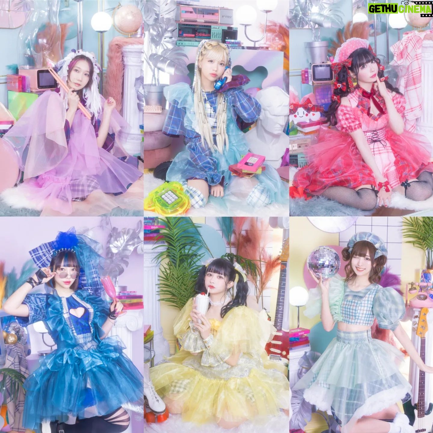 Misako Suzuki - 1.6K Likes - 10億年ぶりにいんすた投稿します。
かつてアイドルになど絶対になれないと、心の底から思いこんでいたくらいには自信のなさの塊だった子供の頃の私が、今やポストアイドルをうっかり10年も続けてしまいました。
私なんかには無理かも知れんけどって頭の片隅に存在してる考えよりも、ただ夢とか希望とかを人にあげまくりたいというおこがましい気持ちの方が更にずっと大きくて、足が勝手に真っ直ぐここまで走り続けてしまったからです。
森高千里さんがアイドルはまやかしではなく現実の女の子にもなれることを教えてくれたように、うしろゆびさされ組さんが完璧じゃないことがカワイイにとっては完璧な場合があるということを教えてくれたように、
自分だけじゃ信じられない自分のことを誰かが信じてくれることがあるということを、アイドルとしてのみさこから必要な誰かにもーっと教えてあげたいのです。
10月29日の国際フォーラム ホールCにて、自分を全く信じていない幼いみさこと一緒に、客席から「大丈夫、私は超信じてるよー!」なんて言葉や力や想いを、心で受け止めてくれたら嬉しいです。
会えたらいいなあ!
#バンもん10周年 #1029バンもん国際フォーラム
https://banmon.jp/contents/532249