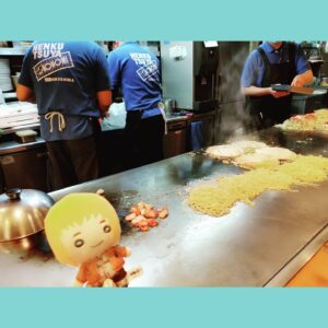 Misako Suzuki Instagram - アニメ「進撃の巨人」新シーズンのオープニングを、我らが神聖かまってちゃんが担当させていただくことになりました…！！！(震)

私は、何というか本当にめちゃめちゃただの進撃の巨人のファンでもあり、

ただのファン故に今回のことが決まったとき、もちろんはちゃめちゃにありがたいと思いつつも、人様からいただくかも知れないプレッシャー以上に自分の中の様々なみさこがあーだこーだ圧をかけてきたせいで

「うんわ〜い！やった〜〜い！！めっちゃがんばろ〜〜〜い！！！」みたいな単純ハピネスマインドだけでレコーディングに臨んだかと言われたら、そういう訳にはいかんかったりしましたが、

複雑クソデカ感情に、捻くれ何周もして膨れ過ぎた愛、全てを抱えに抱えて真摯にドラムを叩かせていただきメンバーと音楽を作らせてもらいました。

私は、進撃の巨人から生きる上での影響もたくさんいただいてます。

もしかしたら初めて話すかも知れないですが、今回のバンもん！すゑひろがりツアーでもお届けしていたりする「White Youth」という曲の歌詞は、進撃の巨人がこの世になかったら書いてなかったと思います。

誰かが何かを終えるとき、

それまでは忘れていたとしても、人によっては終え方すら選べなかったとしても、

走馬灯のような想い出の中からふと浮かぶシーンが、泥くさく藻掻き輝く青春の一瞬だったらいいなと思い書きました。

それが勝手に大切に想っている人の最期だったらこそ。

戦友とも呼べるメンバーや元メンバー、そしてファンの一人一人を見ながら「今がその青春だったらいいな」やら、おこがましくも「そんな日を作ってあげたいな」やら、青春というものを持っていない人には「取り戻させてあげたいな」なんて、そんな心にあったものをたまにはストレートな言葉で形にしたくてあの歌詞になりました。

“運命なんて大それたこと言っても 一人じゃ立ってられないから守り合うんでしょ”

って一節も、自分のために誰かを守ることの図々しさや美しさや怖いほどの強さについて、進撃の巨人という作品と出会って生まれたフィルターを通した先で、自分が生きる世界や自分が共に生きたいと思える人たちの姿など、しかと改めて見つめながら綴った歌詞です。

がんばって生き急いでる人こそずっと笑い続けることはできないのかも知れないですが、誰かと笑い合えていた日々が一生の中にはあったことを、みんながみんな心のどっかに置いておいてもらえたらいいな。

いいないいな、人間っていいな。

とりあえずこれからも、何かに酔っ払ってないとやってらんないかも知れない人の生であっても、共にぺろんぺろんになりながら酔拳使ってアチョー！と歩んでいけたら幸いです。

引き続き諸々のライブ日和と併せて、

アニメ「進撃の巨人」よければ一緒に楽しみましょーーー☺

#進撃の巨人
#shingeki
#神聖かまってちゃん
#ShinseiKamattechan
#バンもん
#BandJaNaimon