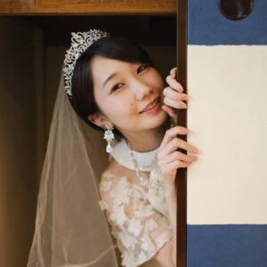 Misako Suzuki Instagram - 今更ながら生誕関連のことなどぽつぽつと🎂

2020のみさたん(みさこ生誕)イベントのテーマは“結婚式”、Happy Marryの意味で『はぴまり』というタイトルでした。

式にご協力下さった方々、配信ライブではございましたがご来場下さった方々は本当にありがとうございました。友人たち(メンバーやマネージャーさんたち)からの結婚祝いビデオレター、面白かったな…あれ、当日まで本当に見ないようにしてました。笑

ファンの人のことが大大大好きなので「あなたと私の結婚式を挙げたい」という気持ちから、諸々の仕様がどんどこ出来上がっていきました。

本当に提出できる婚姻届が付いたグッズや「推しと結婚しました。」と書かれたTシャツを出したり、

ファンタジーではなくなるべくリアルな新婚生活を味わえるフォトブックを作ったり、

コンセプトに沿ってファンのみんなと相談しながら生誕イベントのセトリの一部を決めたり、

ウェディングベールでドラムを叩きお歌を歌わせていただいたりしました。

こだわりを詰めに詰め込まんとする割に、時間がなかなかになかったので、手応えしかないくらい手応えにまみれてましたが、今秋からみさこの配偶者となってくれたファンのみんなが楽しんでくれていた様子が見れたのを大いに含めて、改めてとても楽しかったなあと思ってます。

画像はフォトブックの為にカメラマンのなかむーさんに撮影していただいたお写真（本とは別カットからまた載せたい）と、生誕イベントで協力してくれたみさたんバンドメンバーさん、サプライズでいただいたケーキなど🎂