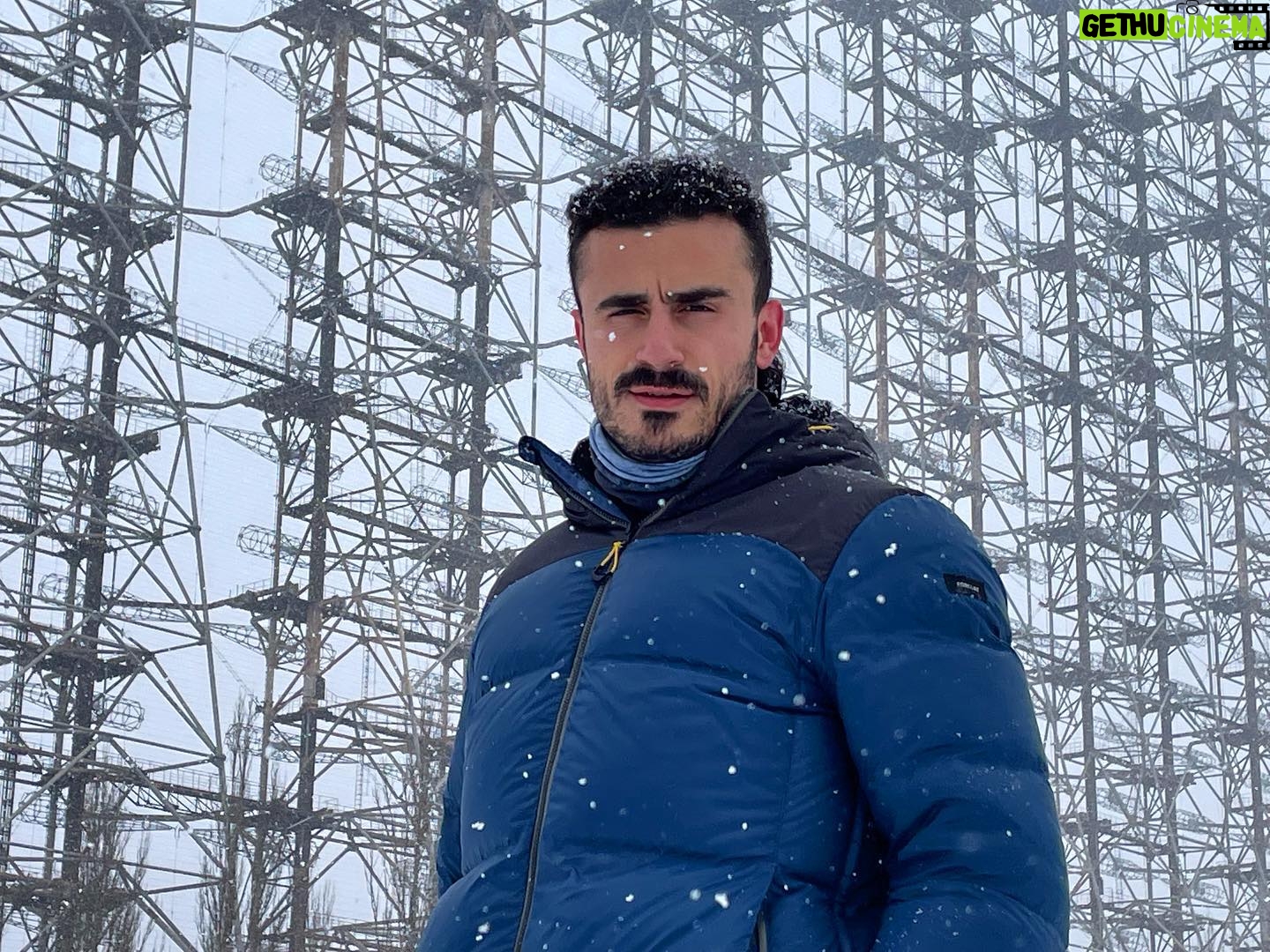 Míster Jägger - 220.4K Likes - Esta semana pasada visité Chernobyl en pleno conflicto militar para irradiar paz y amor
✨❤️☢️❤️✨
Qué bien sientan estos viajes al body (excepto por la piel que se me está cayendo del cuerpo por favor se me están derritiendo los ojos)