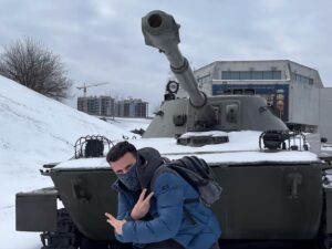 Míster Jägger Instagram - Esta semana pasada visité Chernobyl en pleno conflicto militar para irradiar paz y amor
✨❤️☢️❤️✨

Qué bien sientan estos viajes al body (excepto por la piel que se me está cayendo del cuerpo por favor se me están derritiendo los ojos)