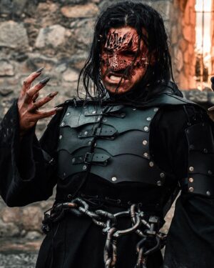 Míster Jägger Instagram - LLEGÓ EL BICHITO DEL METAL

Qué gustazo es rodar con un equipazo como el de @dhcfilms 🤌🏼
Y sombrerito quitao por el currazo de @bealienqueen haciéndome un arreglo en la mi dulce carita sí… dulce, dulce…
Qué rico cuando la comunidad se arrejunta en la hoguera para hacer una dansa audiovisual. Bravito @alechernandez por el proyectazo que te pasaste el rodaje entero levitando, ya me enseñarás ⚡️🦑⚡️