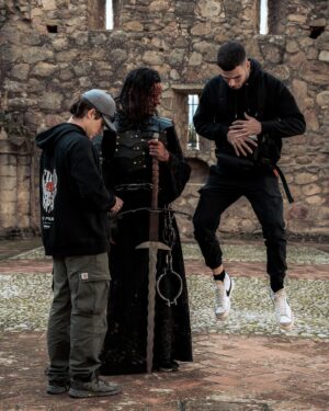 Míster Jägger Instagram - LLEGÓ EL BICHITO DEL METAL

Qué gustazo es rodar con un equipazo como el de @dhcfilms 🤌🏼
Y sombrerito quitao por el currazo de @bealienqueen haciéndome un arreglo en la mi dulce carita sí… dulce, dulce…
Qué rico cuando la comunidad se arrejunta en la hoguera para hacer una dansa audiovisual. Bravito @alechernandez por el proyectazo que te pasaste el rodaje entero levitando, ya me enseñarás ⚡️🦑⚡️