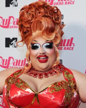 Mistress Isabelle Brooks Instagram - ❤️ ALL HAIL THE QUEEN 👑 🥊

#dragrace #rupaulsdragrace #dragracefinale 

Shoutout to all the moving parts that made this possible. 🥰 

💇‍♀️: @kissntease_wigs 
💃🏼: @houseofcanney 
💎: @fiercejewels_official