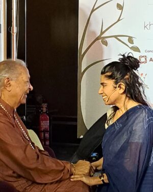 Mita Vashisht Instagram - Kneeling at his feet...
So blessed am I that Pt Hari Prasad Chaurasia ji attended the Lal Ded presentation,. 
And was happy...' अरे तुम गाती भी हो, और सुर में।।।? (Ah you can sing, and in tune.!') he chuckled  as he blessed me..

 He had just finished his hour long interview with his biographer #satyasaran , her must read book titled #breathofgold, ...

His wit, genius, gentleness, compassion and humility literally brings tears to my eyes that such a person as Hari ji lives in this world, and graces the very air that we breathe....

He chose to stay back after his session, said to Satya ' ये सेशन देखना है मुझे, उसके बाद  ही जाऊंगा /I want to stay for this session, after that I will go..(to his suite to rest) 
I couldn't have asked for more!!!

#divineflautist  #mutavasishtactorslife
#bangalorepoetryfestival2023