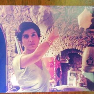Mita Vashisht Instagram - 'SAALGIRAAH' a Saturday Suspense episode (Zee tv) that I had scripted...
....those were the days when I had taken the plunge into writing and producing...apart from acting...
It was BOMAN IRANI's first on camera appearance if I am not mistaken, (he plays the serial killer husband to my 'wife' and he was amazing, though he had a tough time struggling with the Hindi (unbelievable now, isn't it ?!)
IRRFAN my NSD soul sibling and classmate played the rejected suitor who comes to the wife's rescue---this was the first meeting of Anup Singh and Irrfan that would lead to a long creative collaboration in the years to come...
ANUP SINGH at his brilliant best directed the episode that was filmed by K.U MOHANAN, the wonderful and highly acclaimed cinematographer...
What a team !!!

#mohanan #anupsingh #irrfan #bomanirani #zeetv #saturdaysuspense #mitavasishtactress
#hindiserials