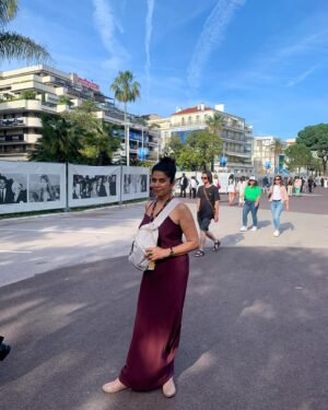 Mita Vashisht Instagram - Its multimedia time and even though I am print journalist at heart, am game for trying anything new, specially if there’s the lovely @mitavasisht to capture on camera at @festivaldecannes … The interview  can be seen now on @xpresscinema @youtubeindia @youtube channel. Link in bio and highlights and stories …