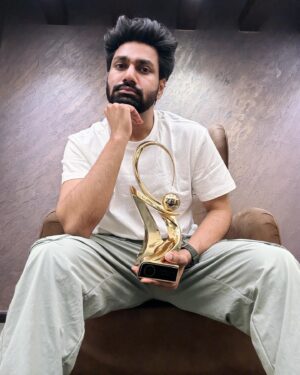 Mithoon Sharma Instagram - Thank you @zeecineawards for honouring me with the’Song of the year’ award.The moment also belongs to the original creators of the song.I fondly remember the great Anand Bakshi Saahab.My gratitude to the director Anil Sharma Ji.Finally to Udit ji without whom I would not recreate this song and I’m glad I got Aditya to join him on the mic!