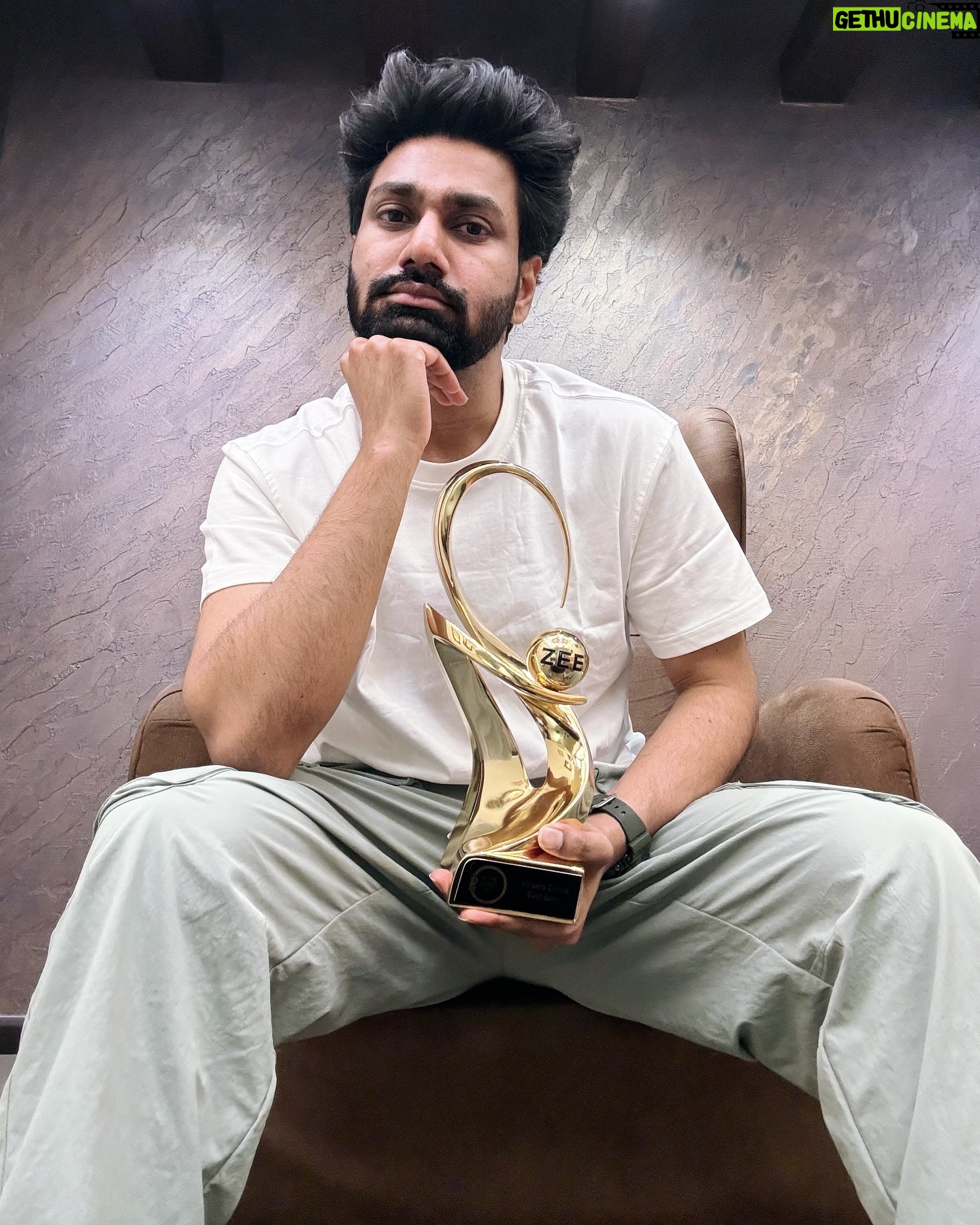Mithoon Sharma - 12.4K Likes - Thank you @zeecineawards for honouring me with the’Song of the year’ award.The moment also belongs to the original creators of the song.I fondly remember the great Anand Bakshi Saahab.My gratitude to the director Anil Sharma Ji.Finally to Udit ji without whom I would not recreate this song and I’m glad I got Aditya to join him on the mic!