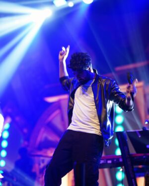 Mithoon Sharma Instagram - Groovy times!  #mithoonlive 

Pic by @08suraj_sahu