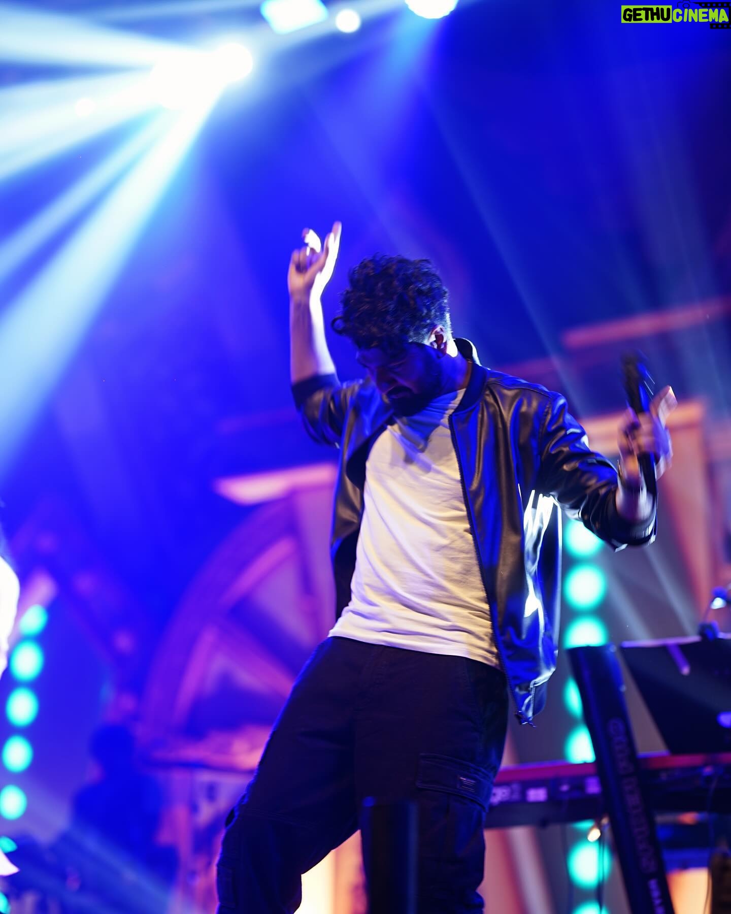 Mithoon Sharma - 7.1K Likes - Groovy times! #mithoonlive
Pic by @08suraj_sahu