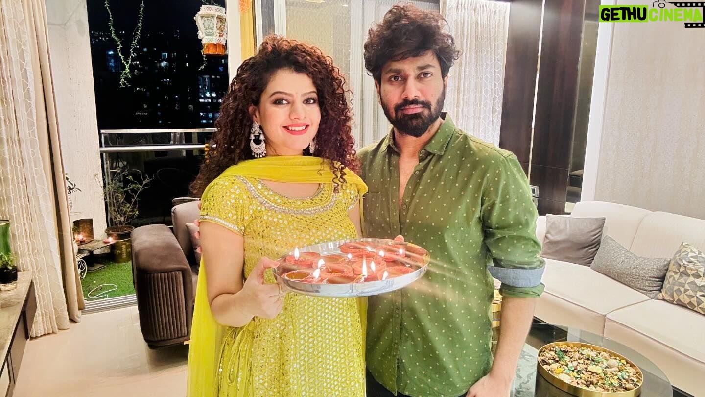 Mithoon Sharma - 16.6K Likes - श्री राम जी के लौटने से
हर दिशा खुशी लहराई है।
कितना सुनहरा है ये पल,
के फिर से दिवाली आयी है । @palakmuchhal3