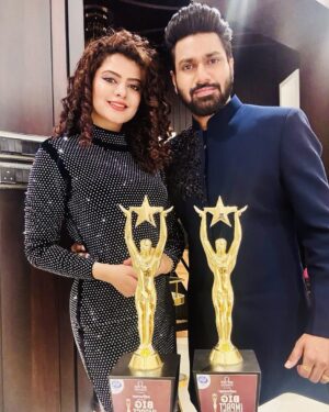 Mithoon Sharma Instagram - Thank you #bigimpactawards for honouring us this year. @palakmuchhal3 

 Mithoon’s outfit designed by @thepankajkumarofficial  and hairstyle by @hairbychetan