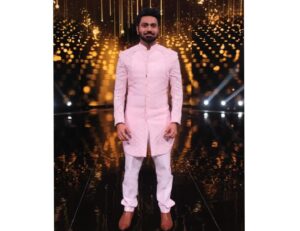 Mithoon Sharma Instagram - Had a wonderful time on the sets of #indianidol as they dedicated the entire episode to my songs..Felt enriched discussing music with my esteemed colleagues on the panel and listening to the talented contestants.

Styled by @akansha.27 @tiara_gal
Outfit by @rechannelfashions 
Hair by @hairbychetan