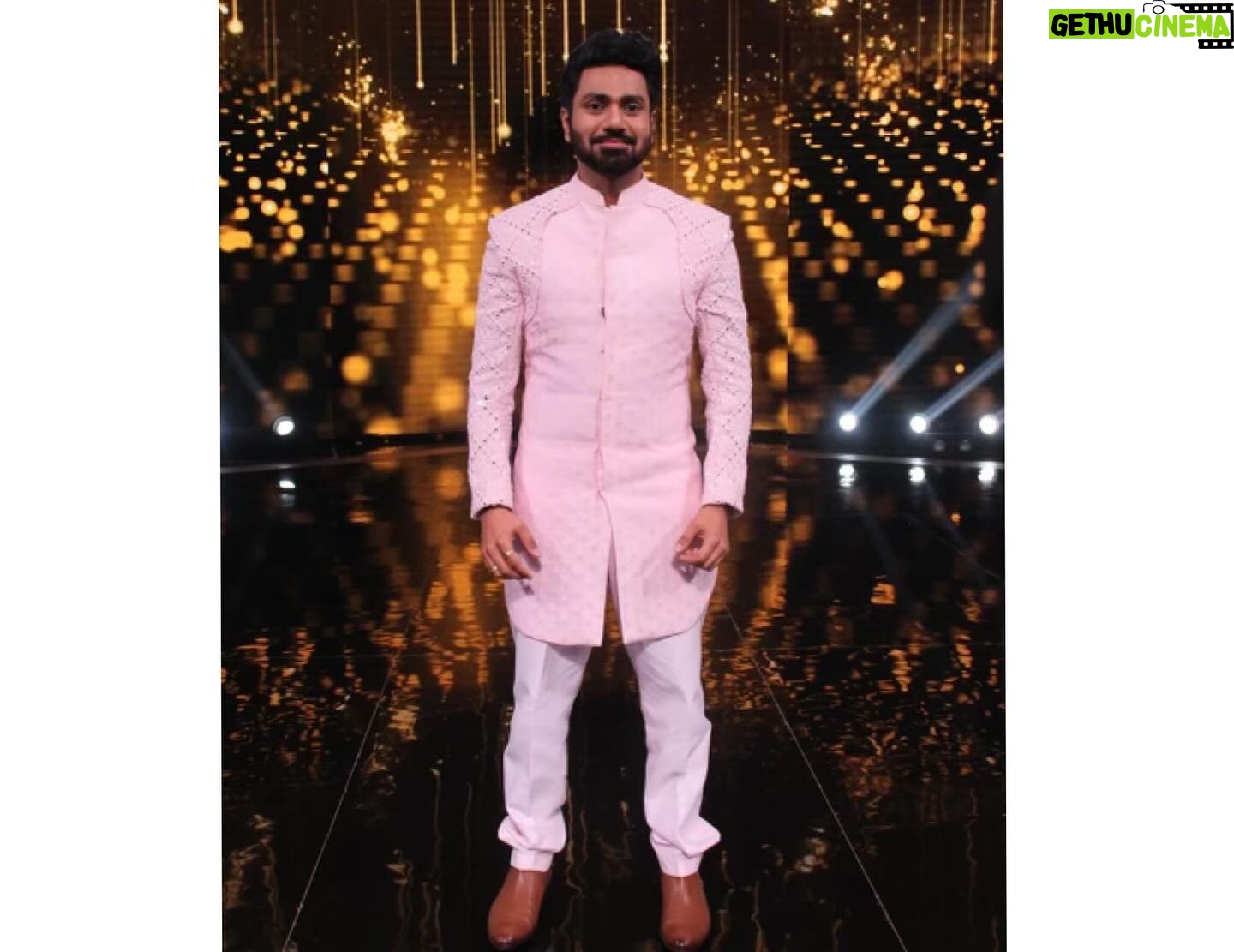 Mithoon Sharma - 12K Likes - Had a wonderful time on the sets of #indianidol as they dedicated the entire episode to my songs..Felt enriched discussing music with my esteemed colleagues on the panel and listening to the talented contestants.
Styled by @akansha.27 @tiara_gal
Outfit by @rechannelfashions
Hair by @hairbychetan