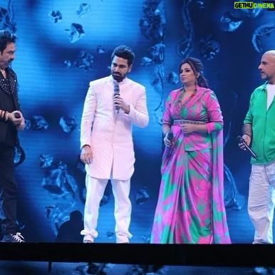 Mithoon Sharma - 12K Likes - Had a wonderful time on the sets of #indianidol as they dedicated the entire episode to my songs..Felt enriched discussing music with my esteemed colleagues on the panel and listening to the talented contestants.
Styled by @akansha.27 @tiara_gal
Outfit by @rechannelfashions
Hair by @hairbychetan