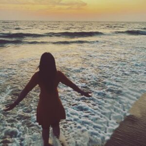 Mithra Kurian Instagram - The waves crashing against my feet, the sand between my toes, and the sun on my face make me feel alive. #beachlife #oceanlove #vitaminsea 🌊☀️