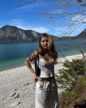 Mitsou Jung Instagram - daytrips to paradise ⛰️❀