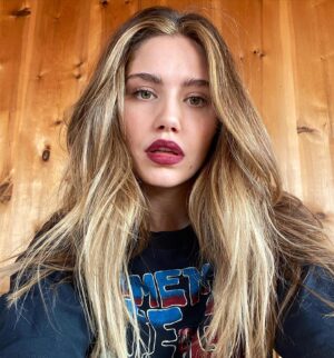 Mitsou Jung Instagram - geht wieder los & ich hab jetzt mal einen anderen look im revier 🎸💋