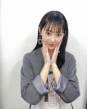 Miyu Yoshimoto Instagram - 🕊️

#北九州市平和のまちミュージアム での
完成発表の時の💄👗

ヘアメイクはいつもお世話になってる
@emioji 💇‍♀️

衣装もいつもお世話になってる
@we_are_h_herewego 👠

春っぽいコーデ。
いつもはあまり着ない色味だったけど
可能性を広げてもらった🌱
ピンク×グレーって最高の組み合わせよな☺️

👗dress : @seivson 
🧥jacket : @amerivintage 
👠shoes : @yelloshoes_official 
👂ear cuff : (right) @abiste_official 
 (left) @jiye_shin_official 
💍ring : @abiste_official