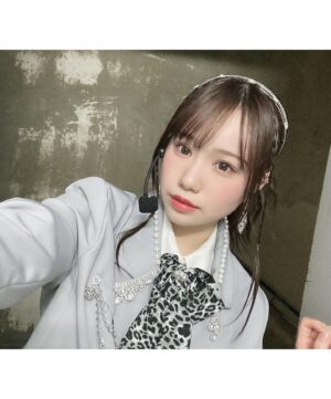 Mizuta Shiori Instagram - このヘアアレンジ可愛すぎていつも以上に
ノリノリでステージ立ちました今日☺️✊💖

普段は前髪あんまり分けないし
ポニーの巻もいつもとちょっと違うのー！
あと横からちょこっと三つ編み垂らしがかわいいぃぃぃぃ🥺💖

メイクさんに大感謝な1日でした🥺🥺🥺🙏

#NMB48#idol#アイドル#アイドルヘア
#ヘアアレンジ#ポニーテール #アイドル衣装