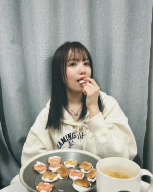 Mizuta Shiori Instagram - はっぴーばれんたいん💝

たべっ子どうぶつでマシュマロサンド作った〜🐰🍪
パーカーもたべっ子🐘🦒🐱^ ^

#NMB48#アイドル#バレンタイン#たべっ子どうぶつ
