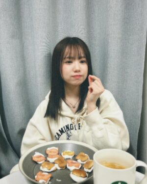 Mizuta Shiori Instagram - はっぴーばれんたいん💝

たべっ子どうぶつでマシュマロサンド作った〜🐰🍪
パーカーもたべっ子🐘🦒🐱^ ^

#NMB48#アイドル#バレンタイン#たべっ子どうぶつ