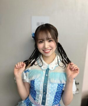 Mizuta Shiori Instagram - 最近は三つ編み垂らしまくってもらうことにハマってます👧🏻💖

次はどこからどんなふうに垂らしてもらおうかなぁ👧🏻💭

今回のは前の方の毛先をハートになるように
メイクさんが巻いてくださりました🫶🏻✨✨

#NMB48#idol#アイドル#アイドルヘア#ヘアアレンジ#アイドル衣装