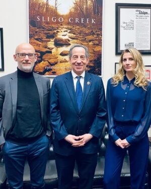 Moby Instagram - In DC with @linzhicks & @candicebergenbagel to lobby Congress and the Biden administration to have plant based food options at all federal buildings! Thanks @environmentalworkinggroup @repmcgovern @repraskin @corybooker @agbecerra @neeratanden