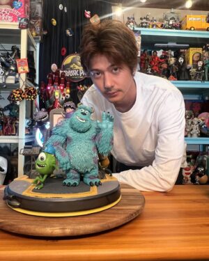 Mocomichi Hayami Instagram - MONSTERS INC🚪
家に遊びに来ました

#disney
#pixar
#monstersinc 
#ironstudios 
#figure
#actionfigures 
#statues 
#statue
#collection
#collector 
#マイクワゾウスキ 
#サリー
#ブー
#ランドール