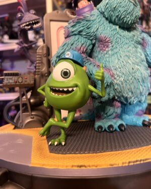Mocomichi Hayami Instagram - MONSTERS INC🚪
家に遊びに来ました

#disney
#pixar
#monstersinc 
#ironstudios 
#figure
#actionfigures 
#statues 
#statue
#collection
#collector 
#マイクワゾウスキ 
#サリー
#ブー
#ランドール