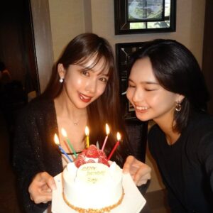 Moe Yuki Instagram - 皆さん、こんばんは🤍
4月18日にお誕生日を迎えた、事務所の後輩の、
れいちゃんのお祝いをしてきました🎂✨

3時間以上お喋りしてた🤣💞
頑張り屋さんで、いい子で、可愛くて、可愛くて、可愛くて、大好きです♡

れいちゃんのデジカメで素敵な写真を
たーくさん撮ってもらったので、皆さんにもお見せしたいと思い、投稿させていただきます🙈🤍

どさくさに紛れて、
私のピン写まで撮ってくれてありがとうね😂😂
私まで誕生日気分になっちゃった🫢笑
ちょーーど、1ヶ月違いの覚えやすいお誕生日🥰

そして、連日温かいコメントをしてくださっている皆さま、本当にありがとうございます♡とても嬉しい気持ちで読ませて頂いてます！！✨