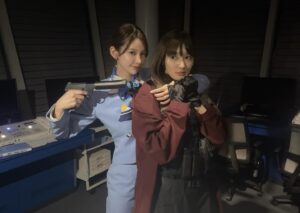 Moe Yuki Instagram - 新空港占拠、今夜22時からです📺💗

with 🐍
まゆは、実は大学時代からのお友達だったりする🤭
現場でちょっとおふざけ📷
獣と人質、逆転バージョン😂💗

#新空港占拠