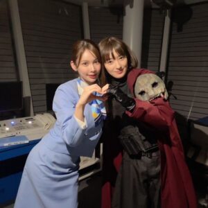 Moe Yuki Instagram - 新空港占拠、今夜22時からです📺💗

with 🐍
まゆは、実は大学時代からのお友達だったりする🤭
現場でちょっとおふざけ📷
獣と人質、逆転バージョン😂💗

#新空港占拠