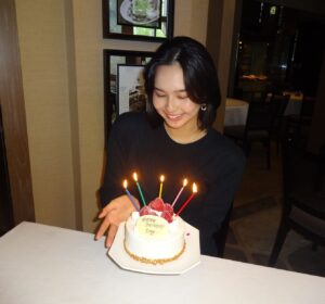 Moe Yuki Instagram - 皆さん、こんばんは🤍
4月18日にお誕生日を迎えた、事務所の後輩の、
れいちゃんのお祝いをしてきました🎂✨

3時間以上お喋りしてた🤣💞
頑張り屋さんで、いい子で、可愛くて、可愛くて、可愛くて、大好きです♡

れいちゃんのデジカメで素敵な写真を
たーくさん撮ってもらったので、皆さんにもお見せしたいと思い、投稿させていただきます🙈🤍

どさくさに紛れて、
私のピン写まで撮ってくれてありがとうね😂😂
私まで誕生日気分になっちゃった🫢笑
ちょーーど、1ヶ月違いの覚えやすいお誕生日🥰

そして、連日温かいコメントをしてくださっている皆さま、本当にありがとうございます♡とても嬉しい気持ちで読ませて頂いてます！！✨
