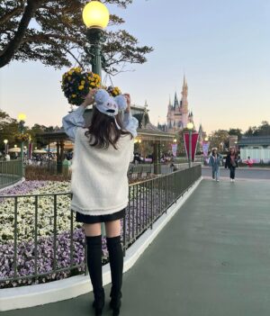 Moe Yuki Instagram - パルパルーザディズニー🤍🩵🤍
欲しかったギンガムチェックの帽子をゲットして、
夕方から、先日ディズニーに行ってきました🐭🏰

もう一度、パルパルーザディズニーに行ける機会があるので、その時はピンクにしようかな..😌🩷

この日は珍しくニーハイブーツ👢🩵