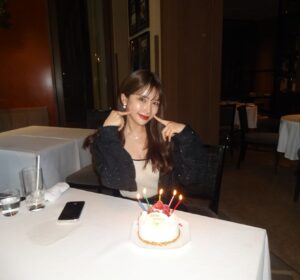 Moe Yuki Instagram - 皆さん、こんばんは🤍
4月18日にお誕生日を迎えた、事務所の後輩の、
れいちゃんのお祝いをしてきました🎂✨

3時間以上お喋りしてた🤣💞
頑張り屋さんで、いい子で、可愛くて、可愛くて、可愛くて、大好きです♡

れいちゃんのデジカメで素敵な写真を
たーくさん撮ってもらったので、皆さんにもお見せしたいと思い、投稿させていただきます🙈🤍

どさくさに紛れて、
私のピン写まで撮ってくれてありがとうね😂😂
私まで誕生日気分になっちゃった🫢笑
ちょーーど、1ヶ月違いの覚えやすいお誕生日🥰

そして、連日温かいコメントをしてくださっている皆さま、本当にありがとうございます♡とても嬉しい気持ちで読ませて頂いてます！！✨