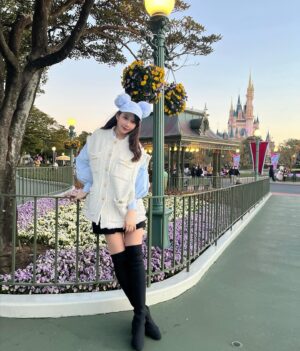 Moe Yuki Instagram - パルパルーザディズニー🤍🩵🤍
欲しかったギンガムチェックの帽子をゲットして、
夕方から、先日ディズニーに行ってきました🐭🏰

もう一度、パルパルーザディズニーに行ける機会があるので、その時はピンクにしようかな..😌🩷

この日は珍しくニーハイブーツ👢🩵