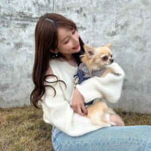 Moe Yuki Instagram - 明けましておめでとうございます🎍💕
今年も宜しくお願いします！

親友の🐶のまると、お正月から、
みんなで一緒にご飯を食べてます🥰
久しぶりの、まる登場✨
実は、袴をきてるよ！

今年も皆さまにとって素敵な一年になりますように😌

石川県をはじめ、いくつかの地域では、
大きな地震の影響で大変な思いをされている最中であること、大変心を痛めております。
どうか皆さまご無事でありますように、
お祈り申し上げます。