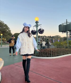 Moe Yuki Instagram - パルパルーザディズニー🤍🩵🤍
欲しかったギンガムチェックの帽子をゲットして、
夕方から、先日ディズニーに行ってきました🐭🏰

もう一度、パルパルーザディズニーに行ける機会があるので、その時はピンクにしようかな..😌🩷

この日は珍しくニーハイブーツ👢🩵