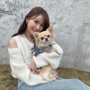 Moe Yuki Instagram - 明けましておめでとうございます🎍💕
今年も宜しくお願いします！

親友の🐶のまると、お正月から、
みんなで一緒にご飯を食べてます🥰
久しぶりの、まる登場✨
実は、袴をきてるよ！

今年も皆さまにとって素敵な一年になりますように😌

石川県をはじめ、いくつかの地域では、
大きな地震の影響で大変な思いをされている最中であること、大変心を痛めております。
どうか皆さまご無事でありますように、
お祈り申し上げます。